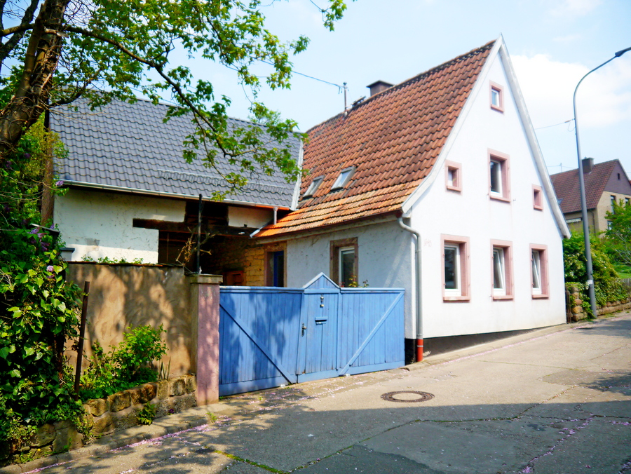 Freistehendes Einfamilienhaus mit Hof und Scheune in Landau- Godramstein